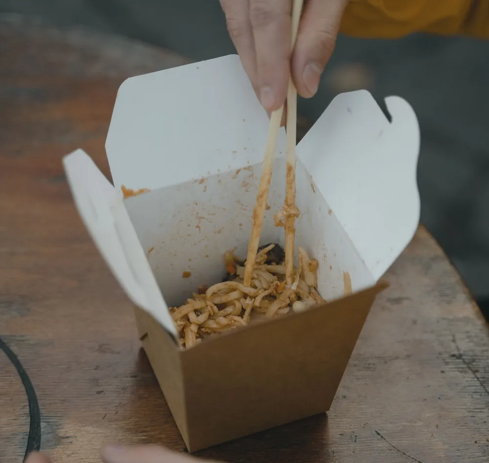 Repas à emporter dans une boîte en carton